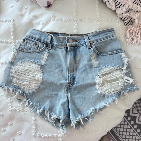 LEVIs Distressed Shorts - Picture 10 of 10